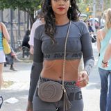 Und auch zum knatschengen Zweiteiler müssen die Ketten her. Je figurbetonter, desto besser mag wohl Rihannas Style-Regel sein.