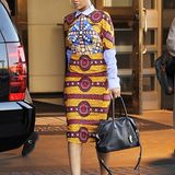 Die sonst so freizügige Rihanna hat sich in einem echten Hingucker-Outfit auf den Weg zu Geschäftsterminen gemacht. Die Tasche stammt von Balmain, ihr auffäliges Musterkleid mit Hemdbluse stammt von Stella Jean Barbara.