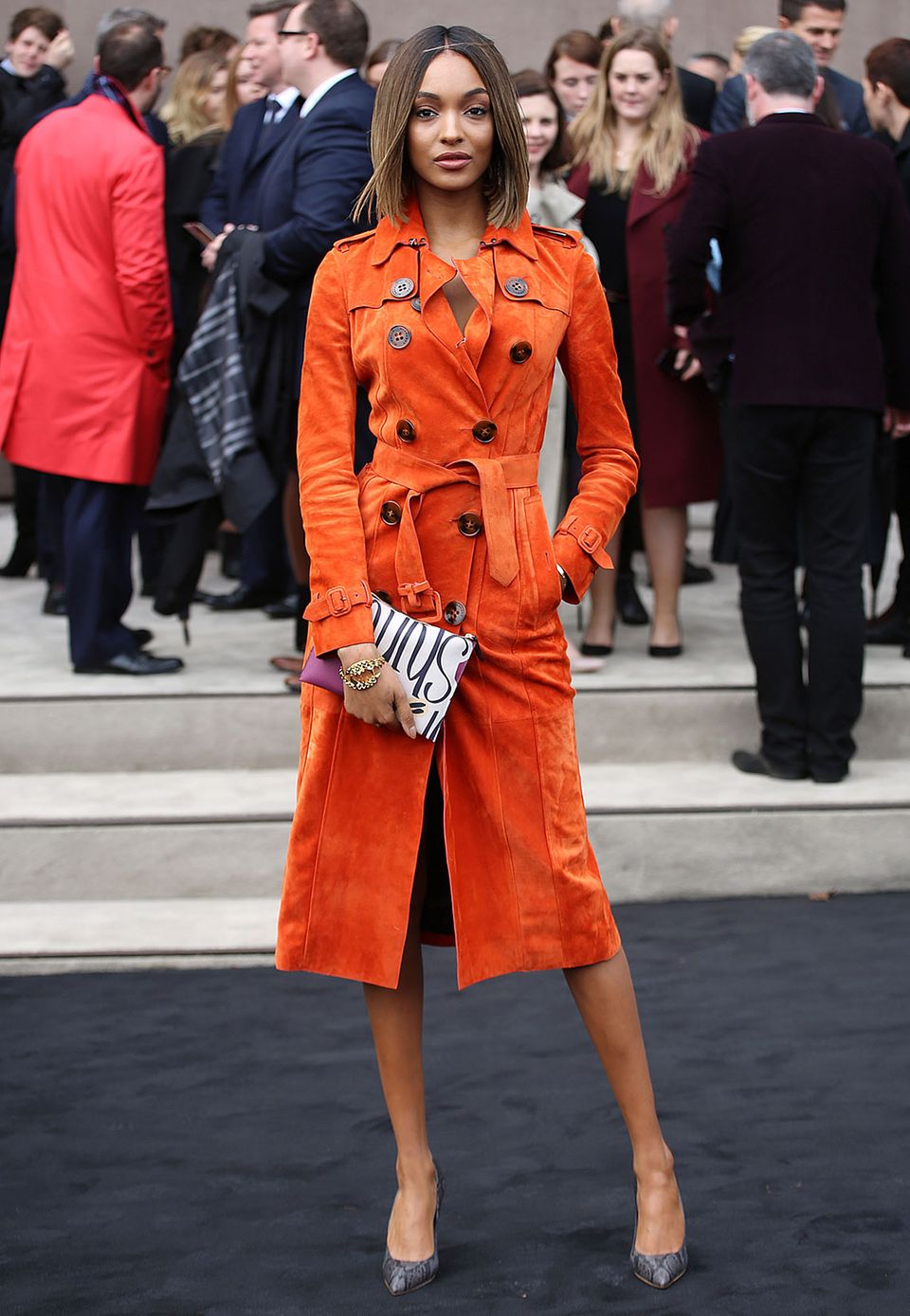 Hingucker: Passend für die Men's-Fashion-Show von Burberry Prorsum in London leuchtet Topmodel Jourdan Dunn im schicken, orangenen Leder-Trenchcoat.