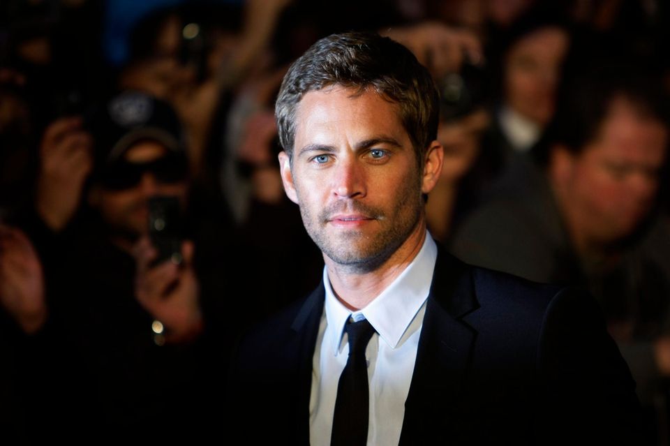 30. November 2013: Paul Walker stirbt bei einem Autounfall in Los Angeles. Der 40-jährige "The Fast and the Furious"-Star stirbt, als sein 2005 Porsche Carrera GT in einen Baum rast und in Flammen aufgeht. Der Fahrer des Wagens, Walkers guter Freund Roger Rodas, kommt ebenfalls ums Leben. 30. November 2013: Paul Walker stirbt bei einem Autounfall in Los Angeles. Der 40-jährige "The Fast and the Furious"-Star stirbt, als sein 2005 Porsche Carrera GT in einen Baum rast und in Flammen aufgeht. Der Fahrer des Wagens, Walkers guter Freund Roger Rodas, kommt ebenfalls ums Leben.