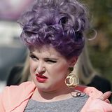 Eine Frisur, irgendwo zwischen Marge Simpson und Peggy Bundy: Kelly Osbourne und ihr violettes Haarungetüm wirken ziemlich knittrig.