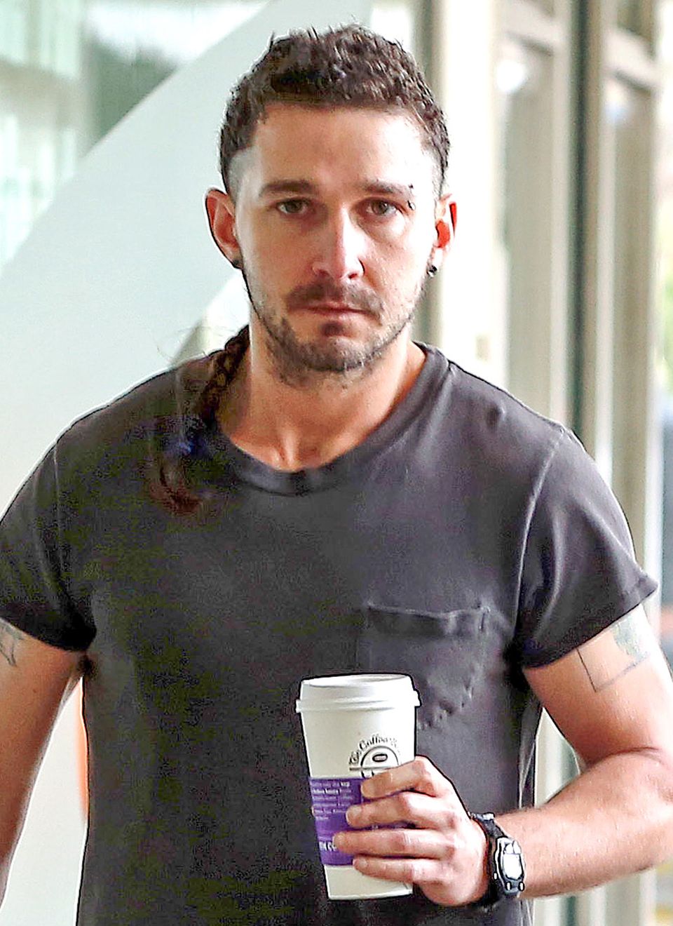 Shia LaBeouf, einer der umstrittensten Schauspieler Hollywoods gibt nicht viel auf eine glamouröse Außenwirkung. Seine etwas skurrile Zopf-Frisur mit niedrig abrasierten Seiten überrascht uns deswegen auch nicht besonders. Shia LaBeouf, einer der umstrittensten Schauspieler Hollywoods gibt nicht viel auf eine glamouröse Außenwirkung. Seine etwas skurrile Zopf-Frisur mit niedrig abrasierten Seiten überrascht uns deswegen auch nicht besonders.