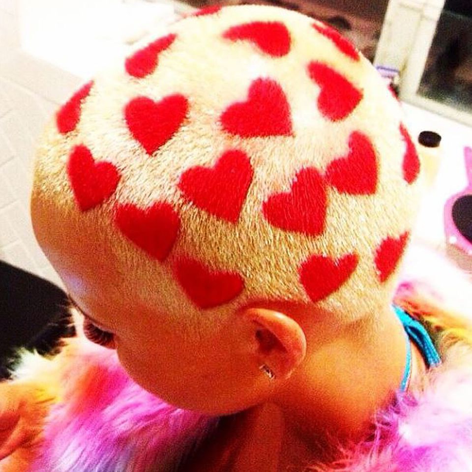 Für ihren extravaganten Style ist das amerikanische Model Amber Rose zwar bekannt, mit dieser skurrilen Frisur dürfte sie aber auch bei ihren Fans für verdutzte Blicke sorgen. Doch diesen Herz-Look hat sich Amber nur für ein Shooting für das "Oyster Magazine" zugelegt, und wird hoffentlich bald wieder passé sein. Für ihren extravaganten Style ist das amerikanische Model Amber Rose zwar bekannt, mit dieser skurrilen Frisur dürfte sie aber auch bei ihren Fans für verdutzte Blicke sorgen. Doch diesen Herz-Look hat sich Amber nur für ein Shooting für das "Oyster Magazine" zugelegt, und wird hoffentlich bald wieder passé sein.