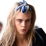 Abseits des Catwalks trägt Supermodel Cara Delevingne gerne mal das herrlich unperfekte Frisurenstyling "schludriges Waschweib".