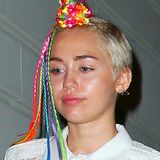 Miley Cyrus erfreut uns ja immer mal wieder mit lustigen Frisuren. Dieses Mal zeigt sie uns die Variante "Blumengeschmücktes Kurz-Einhorn mit Regenbogenschweif".