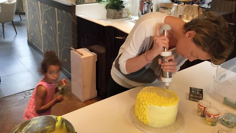 Auf ihrem Lifestyle-Blog "Heavenly Days" zeigt uns Katherine Heigl zwar, dass sie eine leckere "Swiss Meringue"-Buttercremetorte zaubern kann... Auf ihrem Lifestyle-Blog "Heavenly Days" zeigt uns Katherine Heigl zwar, dass sie eine leckere "Swiss Meringue"-Buttercremetorte zaubern kann...