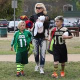 21. Februar 2014  Gwen Stefani bringt ihre jungs zum Footballspiel in Los Angeles. Trotz ihres Fulltime-Jobs sieht sie top gestylt aus.