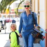 20. April 2013  Ein farbenfrohes Duo: Gwen ist mit ihrem Jüngsten auf dem Weg zum Bowling in Glendale.
