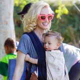 7. März 2015   Den jüngsten Sohn Apollo in der Bauchtrage und eine pinke Sonnenbrille auf der Nase genießt Gwen Stefani die warmen Sonnenstrahlen im Park.