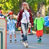 8. März 2015   Zuma und Kingston Rossdale verbringen mit Mama Gwen Stefani einen Tag in Disneyland. Gwen Stefani passt sich optisch ihrer Umgebung an und trägt ein verwaschenes Micky Mouse T-Shirt.
