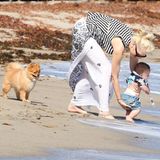 1. September 2014  Die Familie verbringt einen Tag am Strand von Malibu. Der kleine Apollo geht mit Mama Gwen Stefani auf Entdeckungstour.