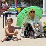 18. Mai 2013   Gwen Stefani begleitet Kingston und Zuma zu einer Geburtstagsparty am Strand von Marina Del Rey in Kalifornien. Während ihre Jungs spielen, schützt sich Mama mit einem Schirm vor der Sonne.