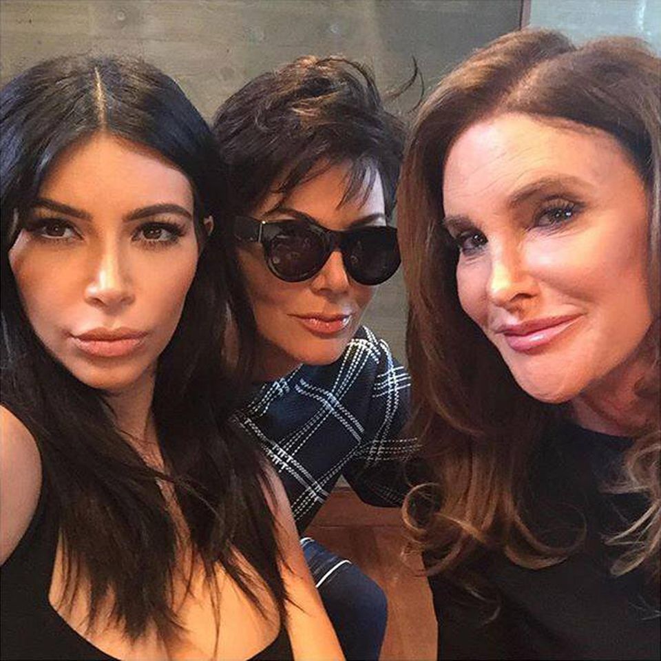 August 2015 Das erste Foto, auf dem Kris und Caitlyn Jenner erstmals seit Caitlyns Geschlechtsumwandlung gemeinsam zu sehen sind. Sie feiern den 18. Geburtstag ihrer Tochter Kylie. Den Schnappschuss macht und teilt Kim Kardashian. August 2015 Das erste Foto, auf dem Kris und Caitlyn Jenner erstmals seit Caitlyns Geschlechtsumwandlung gemeinsam zu sehen sind. Sie feiern den 18. Geburtstag ihrer Tochter Kylie. Den Schnappschuss macht und teilt Kim Kardashian.