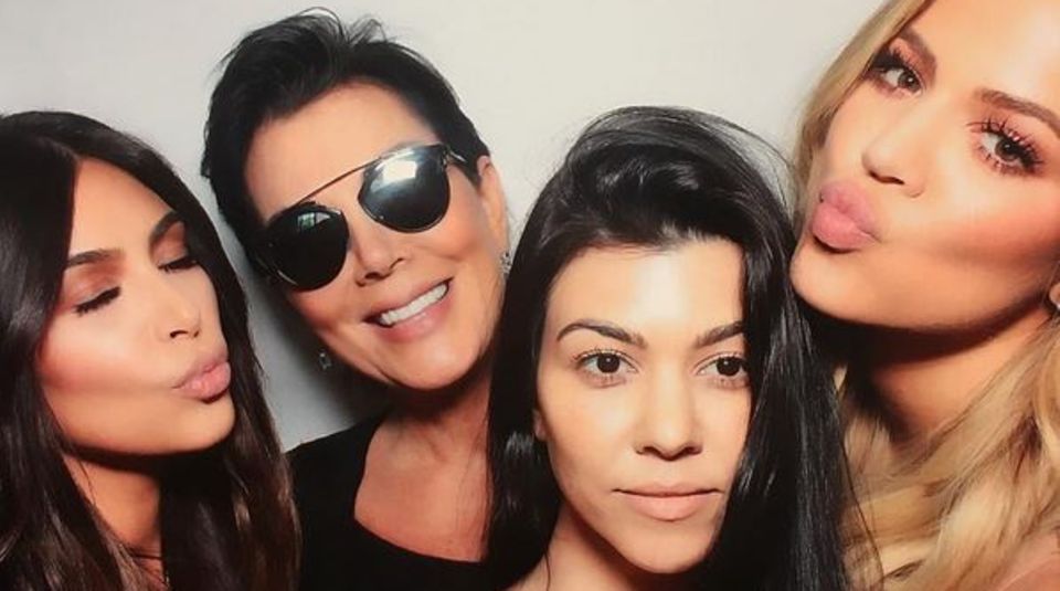 Dream Kardashian: 27. März 2016 Die Ladies des Hauses: Kim, Kris, Kourtney und Khloe versammeln sich für ein Familienbild. 27. März 2016 Die Ladies des Hauses: Kim, Kris, Kourtney und Khloe versammeln sich für ein Familienbild.