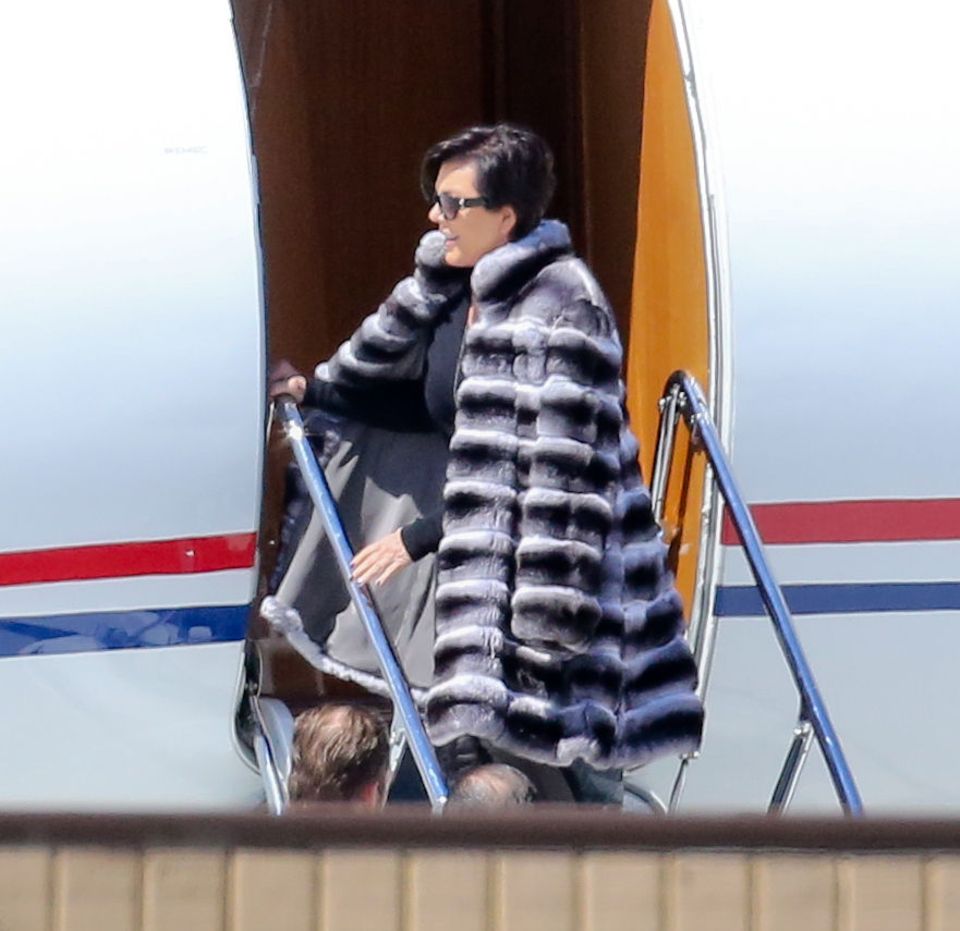Die gesamte Kardashian-Familie boarded einen Privatjet in Los Angeles - allen voran Familienoberhaupt Kris Jenner. Die gesamte Kardashian-Familie boarded einen Privatjet in Los Angeles - allen voran Familienoberhaupt Kris Jenner.