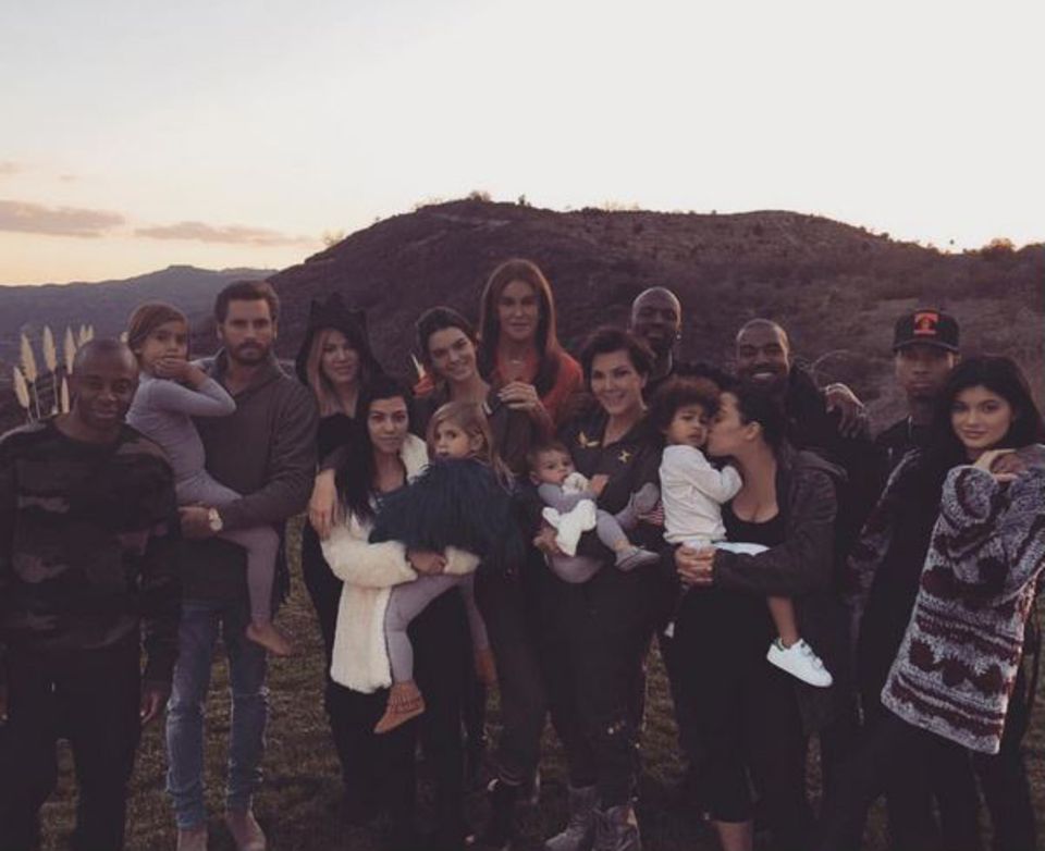 Dass Khloé ein so riesiges Buffet aufbauen muss, ist verständlich, wenn man sieht, dass wirklich der ganze Kardashian-Klan bei ihr zu Besuch ist. Selbst Scott Disick, der Ex von Schwester Kourtney, ist bei dem großen Familienfest dabei. Dass Khloé ein so riesiges Buffet aufbauen muss, ist verständlich, wenn man sieht, dass wirklich der ganze Kardashian-Klan bei ihr zu Besuch ist. Selbst Scott Disick, der Ex von Schwester Kourtney, ist bei dem großen Familienfest dabei.