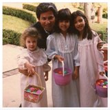 Kim Kardashian erinnert sich mit diesem Schnappschuss an ihre eigene Kindheit: Zusammen mit ihren Schwestern Khloé und Kourtney hat sie sich auf Eiersuche begeben.