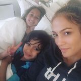 25. April 2016  Jennifer Lopez' perfekter Nachmittag fängt mit ihren Kindern Max und Emme an und hört mit ganz viel kuscheln auf.