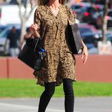 Beim Shopping in Hollywood ist Heidi Klum im entspannten Paisley-Tunika-Look unterwegs.