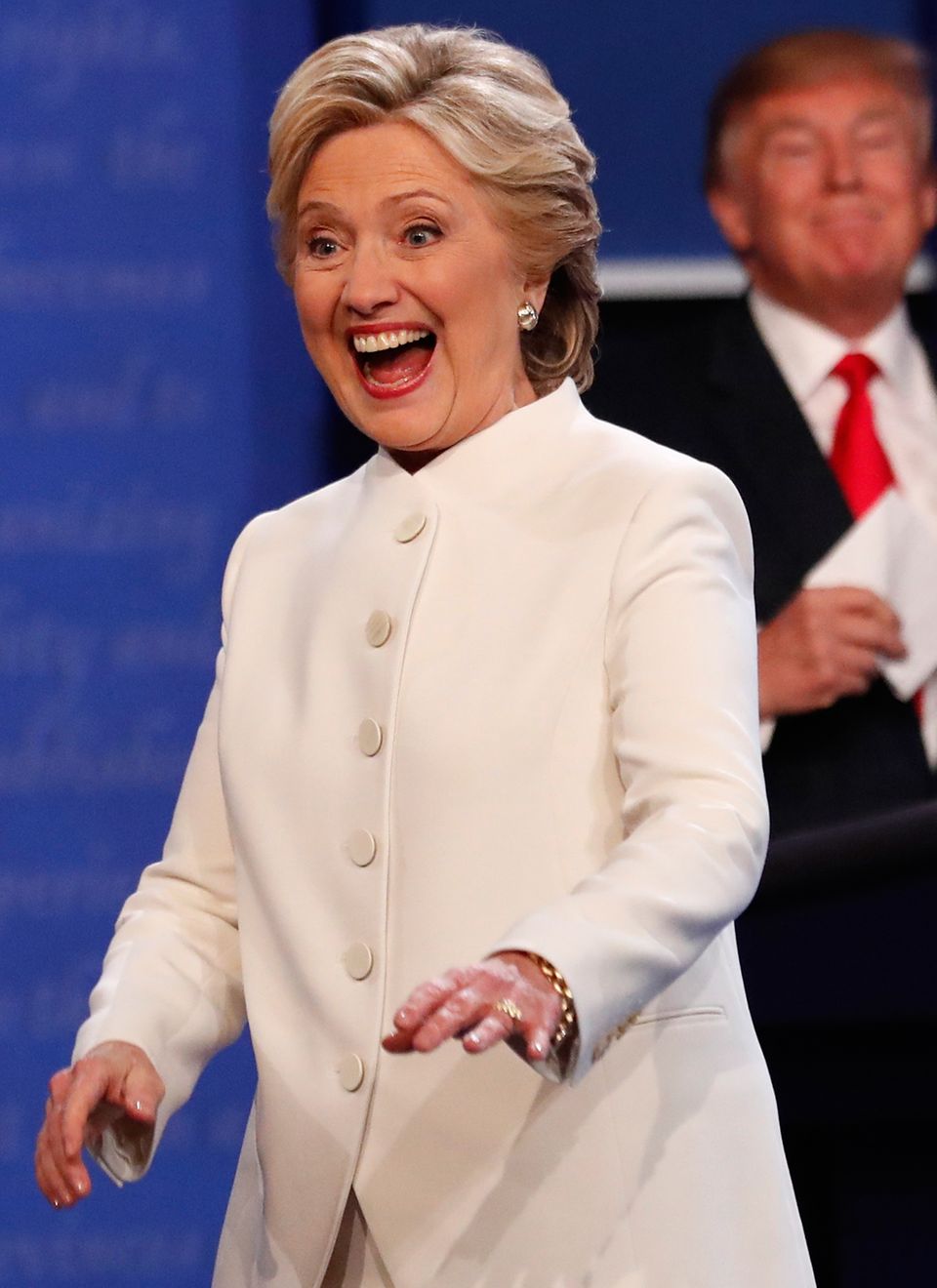 Schnell wird Hillary Clintons weißes Outfit beim letzten Wahlkampf-Duell mit Gegner Trump zum Hit im Internet. Das hat auch einen bestimmten Grund ...