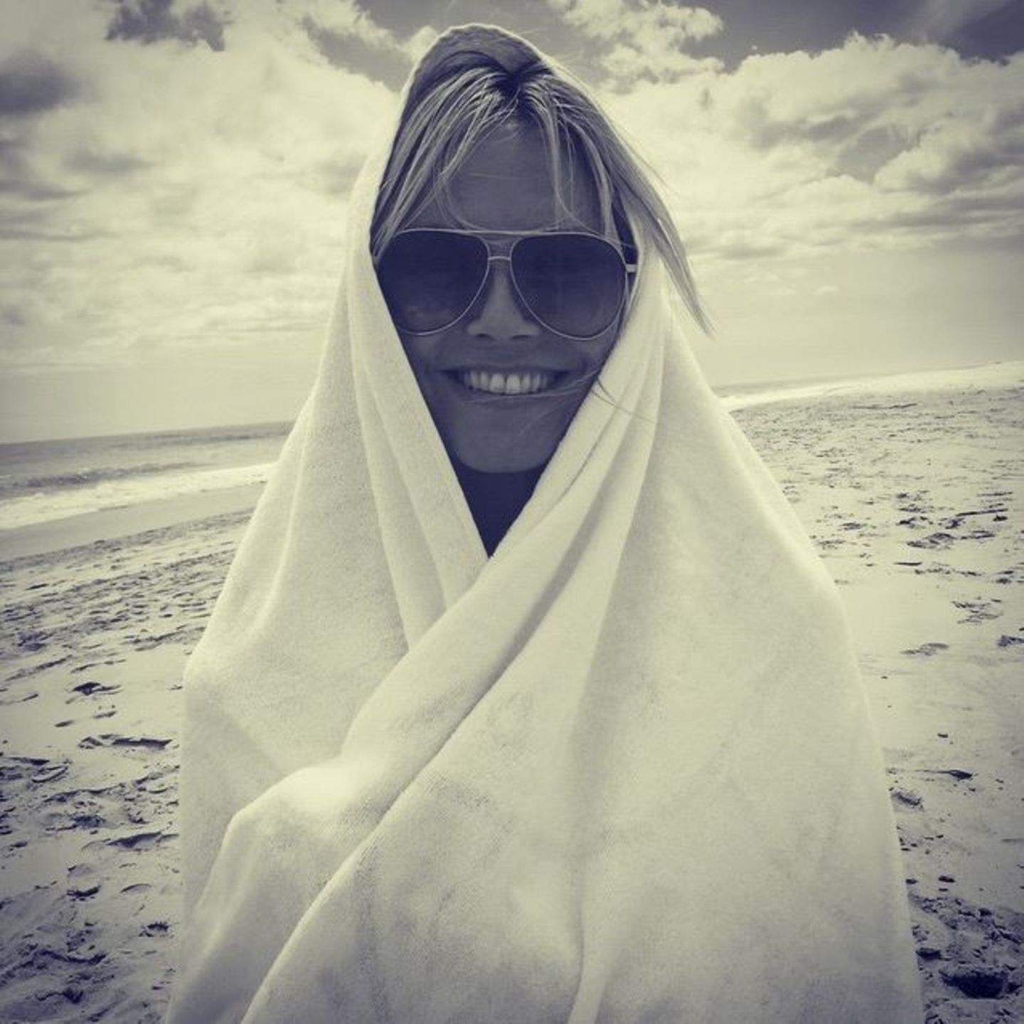 Spielt Heidi Klum am Strand mit ihrem Handtuch eine Szene aus einem berühmten Steven Spielberg Film nach?