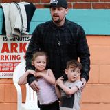 9. April 2014: Harlow und Sparrow klammern sich an ihren Vater Joel Madden. Die Drei kommen gerade mit der Nanny vom Mittagessen.
