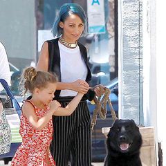 13. August 2014: Nicole Richie nimmt sich eine Auszeit von den Dreharbeiten zu "Candidly Nicole" und geht mit Tochter Harlow und Hund "Iro" in Beverly Hills bummeln.