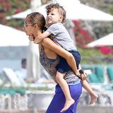 31. August 2013: Nicole Richie trägt Söhnchen Sparrow auf ihren Rücken über den Strand von Malibu.