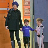 6. Februar 2014: Nicole Richie trägt Gummistiefel, als sie ihre Kinder Harlow und Sparrow vom Sport abholt.
