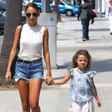 2. Juli 2013: Nicole Richie und ihre kleine Tochter Harlow spazieren Hand in Hand durch Beverly Hills.