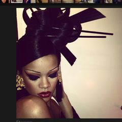 26. Mäarz 2012: Rihanna twittert ein Foto von sich als asiatische Schönheit.