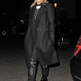 Auch Rita Ora hat Gefallen an dem Wollmantel gefunden. Sie bevorzugt ihn zum Biker-Look-Outfit allerdings in Schwarz.