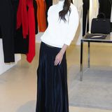 Victoria Beckham selbst ist das beste Aushängeschild für ihre Kollektionen. Zur Eröffnung ihrer Boutique in Manchester trägt sie einen weißen Cashmere-Pullover aus der Herbst-Kollektion 2014 kombiniert mit schwarzem Maxi-Rock.