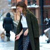 Schneesturm in New York? Egal, Keri Russell wagt sich im Bleistiftrock von Victoria Beckham, weißer Bluse und grünem Wollmantel vor die Tür. Nur die roten Sandal-Pumps sind wohl nicht das richtige Schuhwerk, um durch den Schnee zu stapfen.
