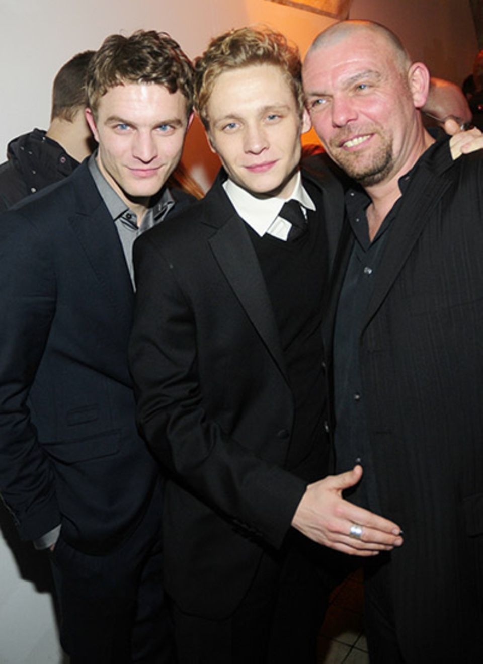 Friedrich Mücke und Matthias Schweighöfer freuen sich mit Produzent Tom Zickler über die gelungene Filmpremiere.
