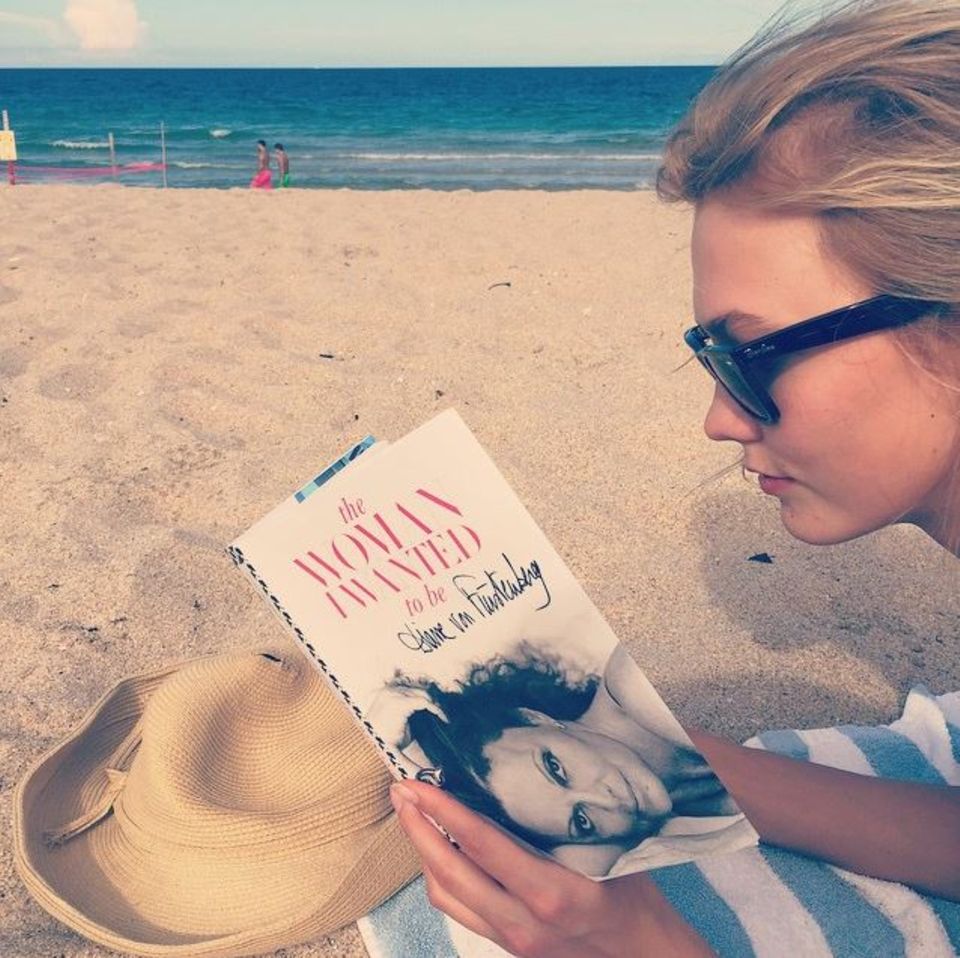 Karlie Kloss sucht sich als Strandlektüre Diane von Fürstenbergs Biografie "The Woman I wanted to be" aus.