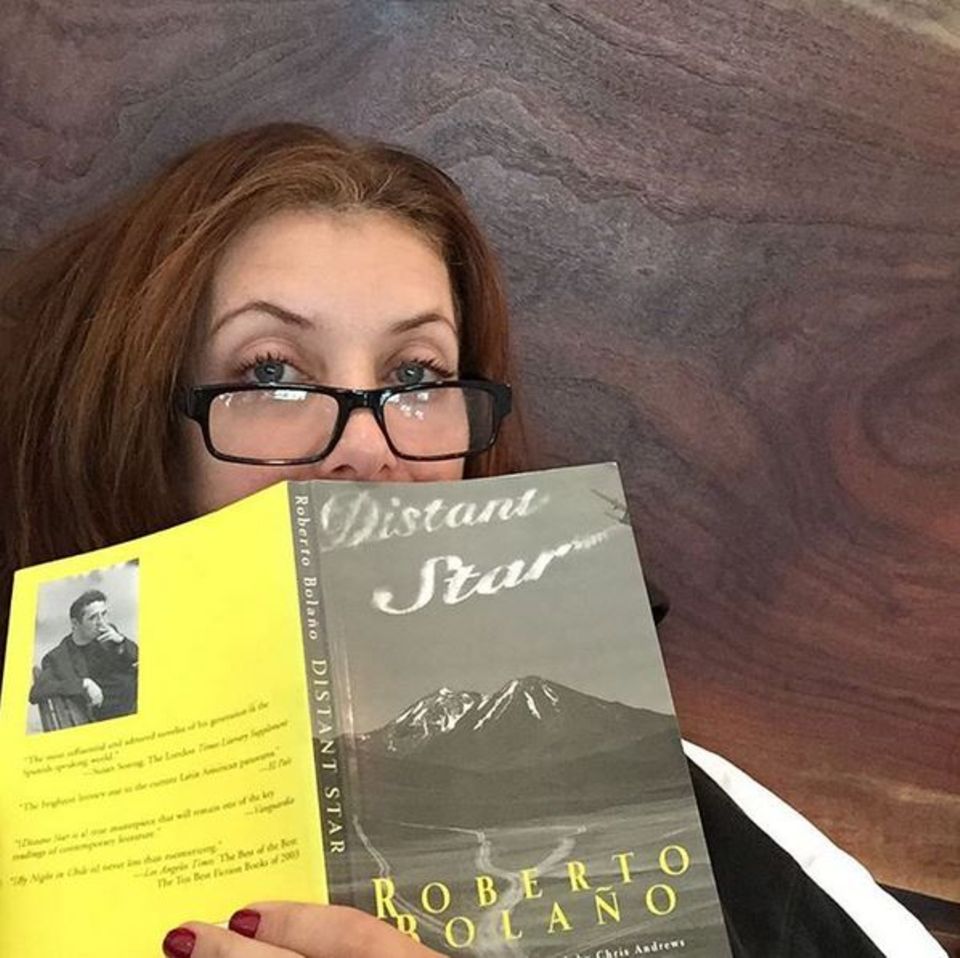 Kate Walsh ist glücklich mit ihrem Sonntags-Buch namens "Distant Star". Kate Walsh ist glücklich mit ihrem Sonntags-Buch namens "Distant Star".