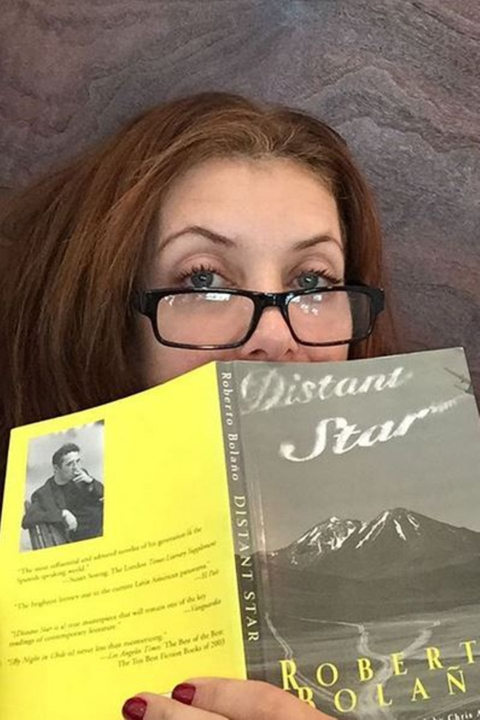Kate Walsh ist glücklich mit ihrem Sonntags-Buch namens "Distant Star".