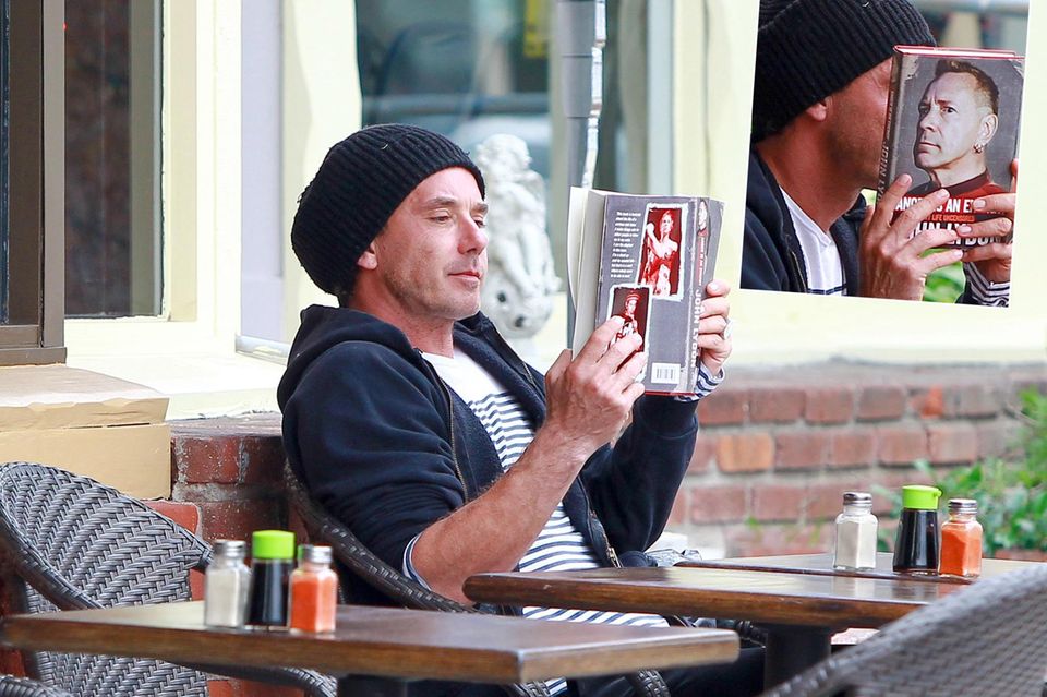 Gavin Rossdale genießt eine Auszeit und liest "Anger is an Energy" von John Lydon. Es ist die Autobiografie von dem ehemaligen "Sexpistols"-Sänger.