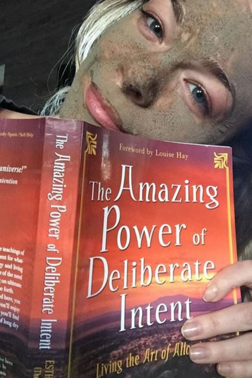Der perfekte Sonntag gestaltet sich für Country Sängerin LeAnn Rimes mit einer Maske im Gesicht und einer guten Lektüre wie "The amazing Power of delibarete Intent", die erstaunliche Macht des Voratzes.
