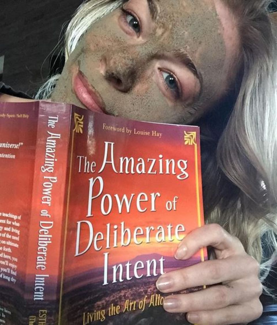 Der perfekte Sonntag gestaltet sich für Country Sängerin LeAnn Rimes mit einer Maske im Gesicht und einer guten Lektüre wie "The amazing Power of delibarete Intent", die erstaunliche Macht des Voratzes. Der perfekte Sonntag gestaltet sich für Country Sängerin LeAnn Rimes mit einer Maske im Gesicht und einer guten Lektüre wie "The amazing Power of delibarete Intent", die erstaunliche Macht des Voratzes.