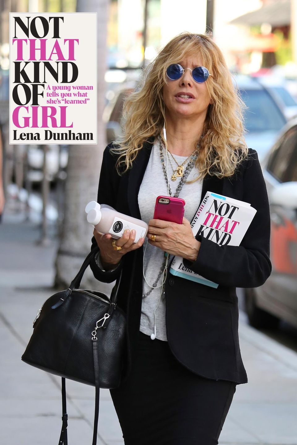 Mit Handy, Flasche Saft und ein Buch unterm Arm läuft Rosanna Arquette durch Beverly Hills. Sie liest aktuell das Buch von Schauspielkollegin Lena Dunham " Not that kind of Girl". Mit Handy, Flasche Saft und ein Buch unterm Arm läuft Rosanna Arquette durch Beverly Hills. Sie liest aktuell das Buch von Schauspielkollegin Lena Dunham " Not that kind of Girl".
