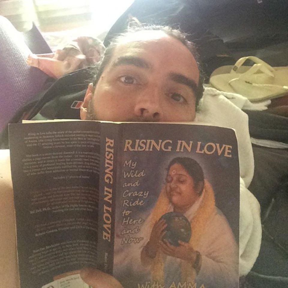 Auf der Suche nach Mut, Liebe und Mitgefühl lässt sich Russell Brand von "Amma" inspirieren und liest dafür ihr Buch "Rising in Love". Auf der Suche nach Mut, Liebe und Mitgefühl lässt sich Russell Brand von "Amma" inspirieren und liest dafür ihr Buch "Rising in Love".