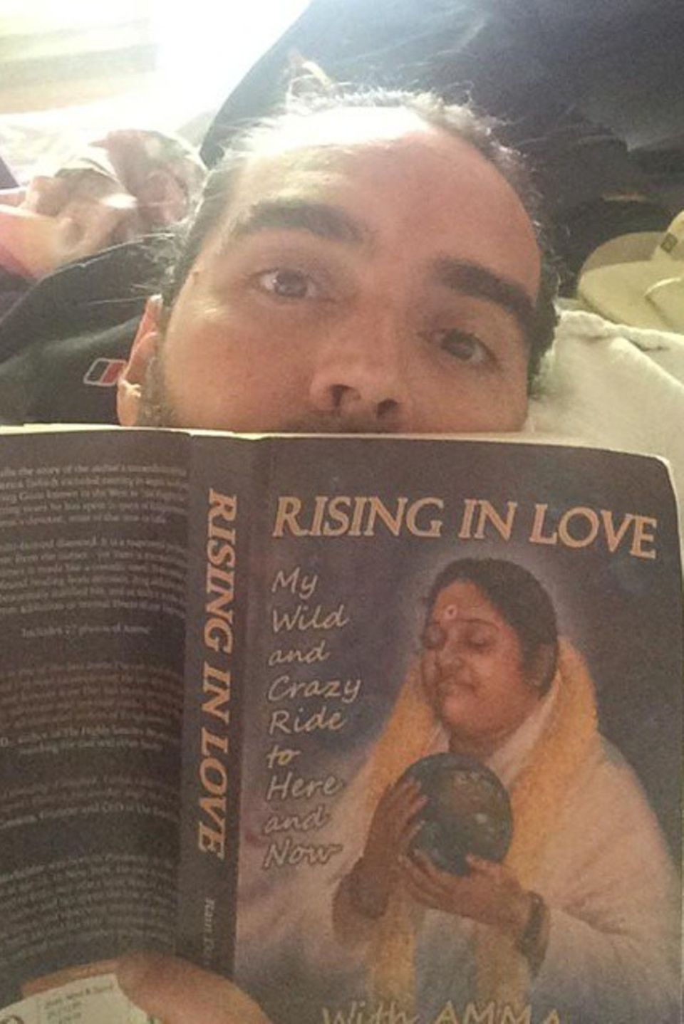 Auf der Suche nach Mut, Liebe und Mitgefühl lässt sich Russell Brand von "Amma" inspirieren und liest dafür ihr Buch "Rising in Love".