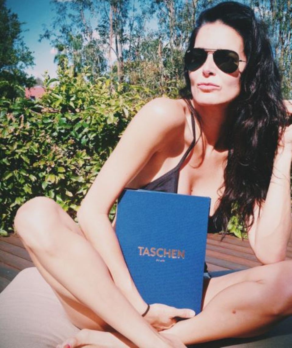 Angie Harmon macht es sich mit ihrem Taschenbuch in der Sonne gemütlich. Angie Harmon macht es sich mit ihrem Taschenbuch in der Sonne gemütlich.