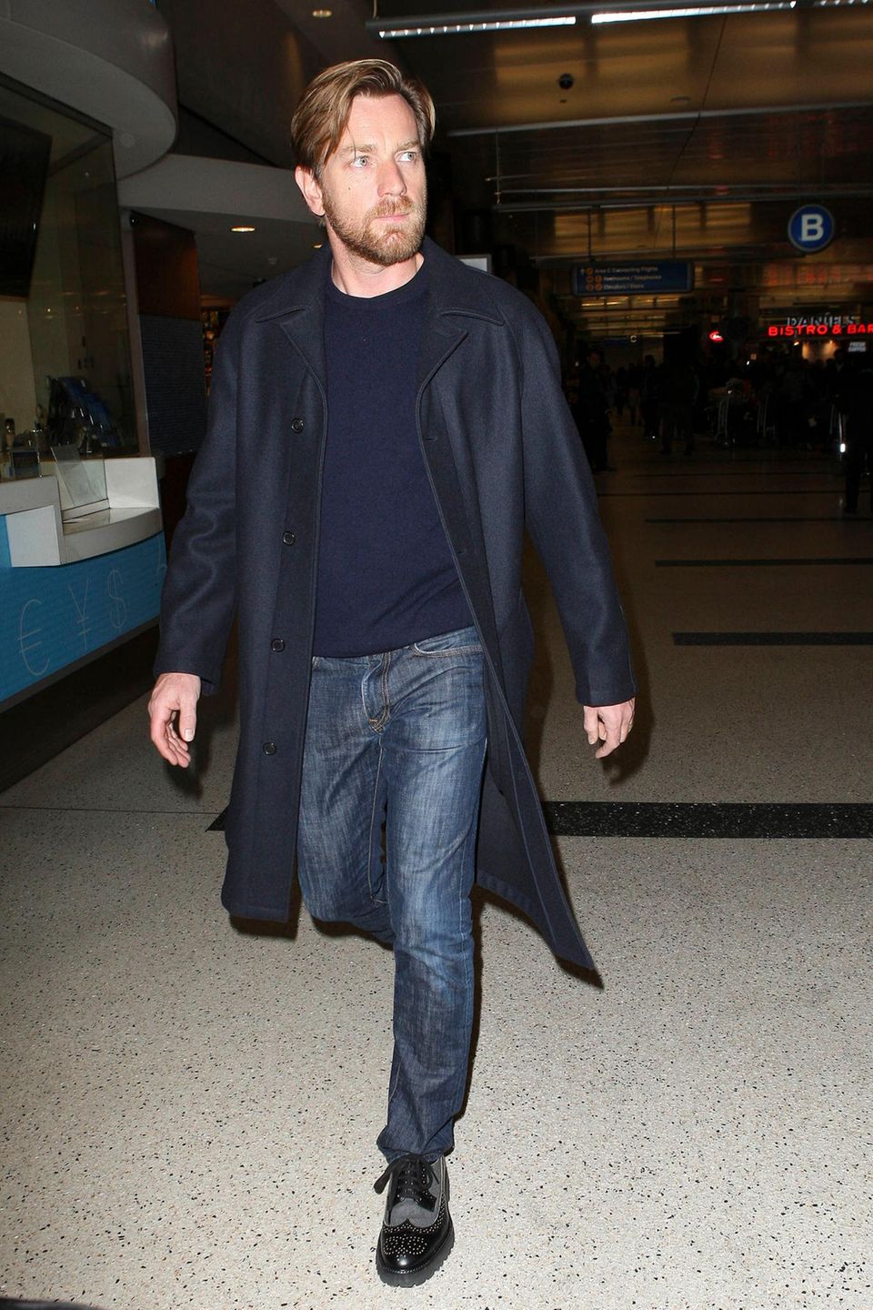 ... sondern Ewan McGregor. Bei einem Frisörbesuch hat er das rötliche Haar gegen schwarzes eingetauscht. Hoffentlich für eine Rolle. ... sondern Ewan McGregor. Bei einem Frisörbesuch hat er das rötliche Haar gegen schwarzes eingetauscht. Hoffentlich für eine Rolle.