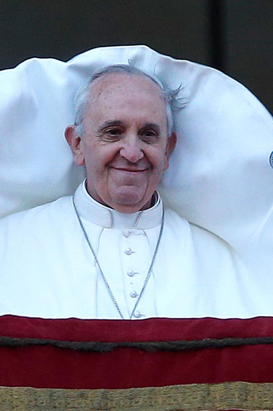 Es ist sehr windig auf dem Petersplatz im Rom. Papst Franziskus nimmt sein Kleidungsmalheur aber mit Humor. Es ist sehr windig auf dem Petersplatz im Rom. Papst Franziskus nimmt sein Kleidungsmalheur aber mit Humor.