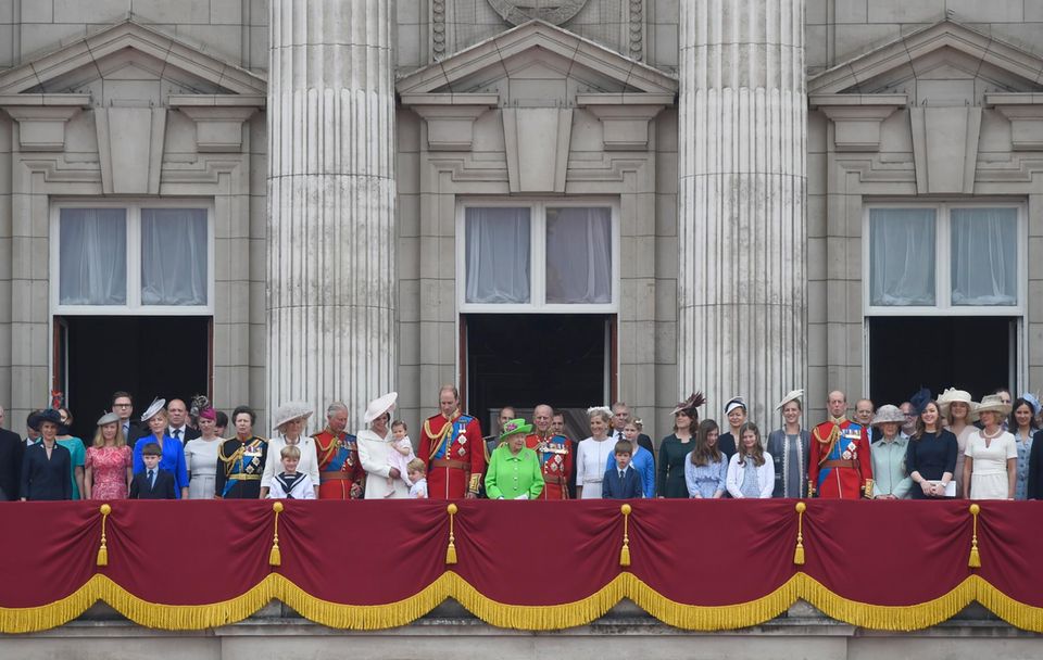 11. Juni 2016 Selten sieht man so viele Windsors gemeinsam wie bei der Balkonszene bei "Trooping the Colour". Neben der Queen (in grün) stehen links Prinz William und rechts Prinz Philip in roter Uniform. Neben William zu sehen sind Herzogin Catherine (mit Prinzessin Charlotte auf dem Arm), Prinz Charles und Herzogin Camilla, Prinzessin Anne (un Uniform), Zara Phillips und ihr Mann Mike Tindall. Rechts von Prinz Philip: Gräfin Sophie, Prinz Andrew, Lady Louise, James Viscount Severn und Prinzessin Eugenie. 11. Juni 2016 Selten sieht man so viele Windsors gemeinsam wie bei der Balkonszene bei "Trooping the Colour". Neben der Queen (in grün) stehen links Prinz William und rechts Prinz Philip in roter Uniform. Neben William zu sehen sind Herzogin Catherine (mit Prinzessin Charlotte auf dem Arm), Prinz Charles und Herzogin Camilla, Prinzessin Anne (un Uniform), Zara Phillips und ihr Mann Mike Tindall. Rechts von Prinz Philip: Gräfin Sophie, Prinz Andrew, Lady Louise, James Viscount Severn und Prinzessin Eugenie.