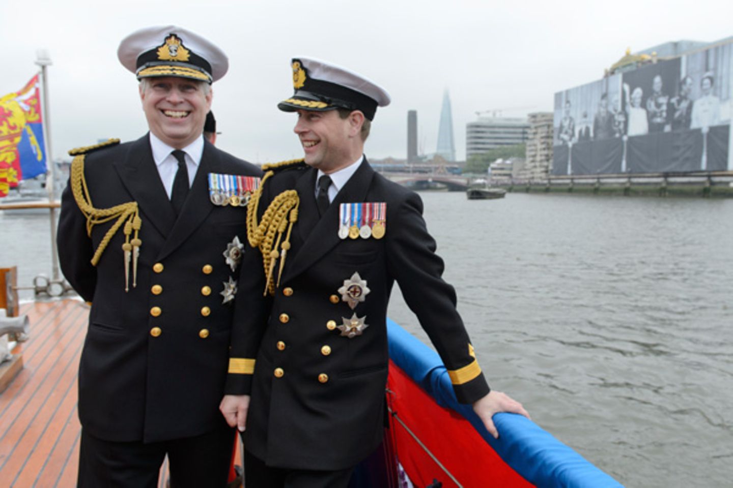 Prinz Andrew und Prinz Edward posieren an Deck der "Havengore".