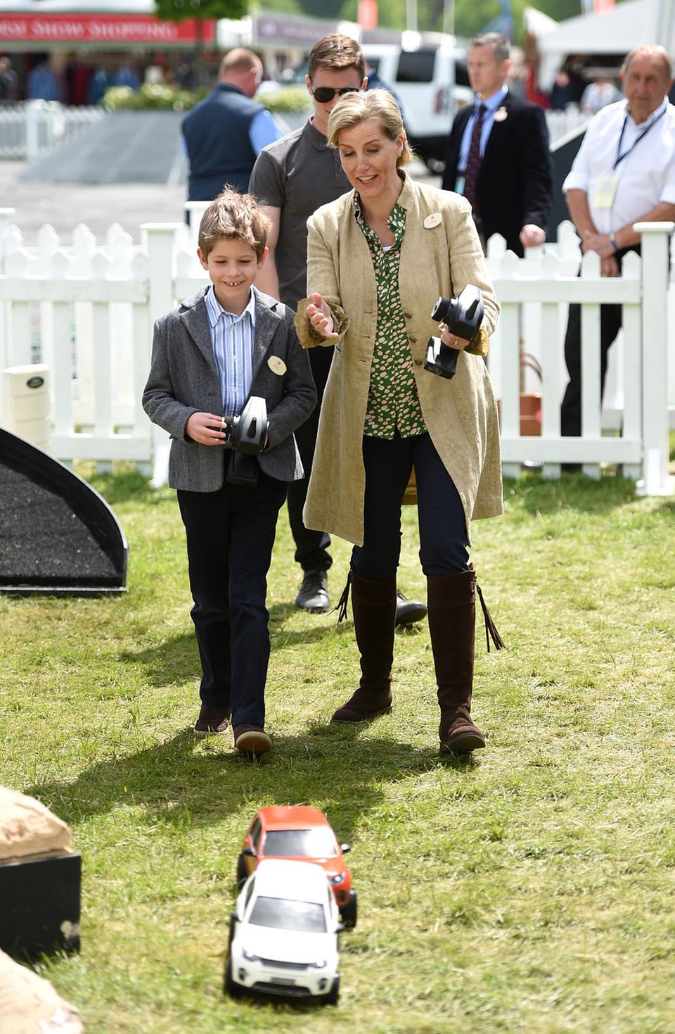 14. Mai 2016 James, Viscount Severn, und seine Mutter Gräfin Sophie haben Spaß auf der "Royal Windsor Horse Show" mit ferngesteuerten Land Rovern. 14. Mai 2016 James, Viscount Severn, und seine Mutter Gräfin Sophie haben Spaß auf der "Royal Windsor Horse Show" mit ferngesteuerten Land Rovern.